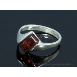 Кольцо с янтарём в посеребрении прямоугольник коньячный (иск.)