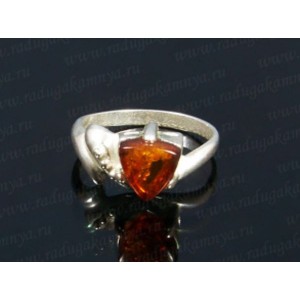 Кольцо с янтарём в посеребрении треугольник коньячный (иск.)
