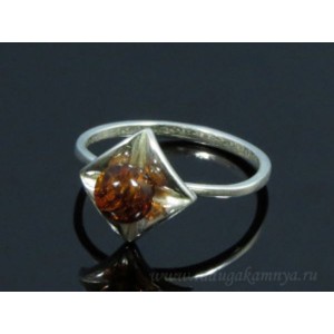 Кольцо с янтарём в посеребрении шарик 5мм на ромбике коньячный (иск.)