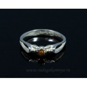 Кольцо с янтарём в посеребрении бантик коньячный (иск.)