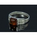 Кольцо с янтарём в посеребрении квадратик 7мм коньячный (иск.)