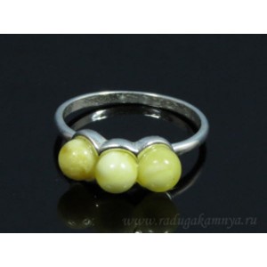 Кольцо с янтарём в посеребрении три шарика молочный (иск.)