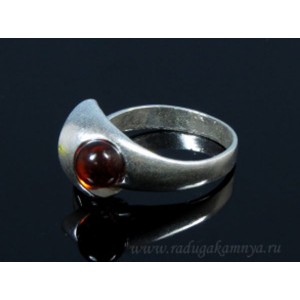 Кольцо с янтарём в посеребрении "факел" коньячный (иск.) Кольцо с янтарём в посеребрении "факел" коньячный (иск.)