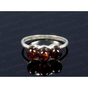 Кольцо с янтарём в посеребрении три шарика коньячный (иск.)