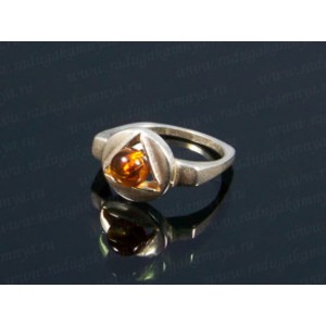 Кольцо с янтарём в посеребрении геометрическое медовый (иск.) Кольцо с янтарём в посеребрении геометрическое медовый (иск.)