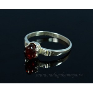 Кольцо с янтарём в посеребрении овальчик 6*7мм коньячный (иск.)