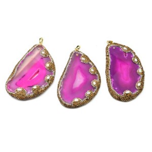 Кулон из среза агата цвет фуксия, золотистый Кулон из среза агата цвет фуксия, золотистый