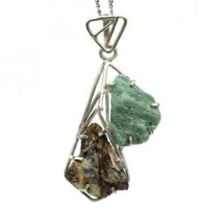 Кулон с фукситом и астрофиллитом 23*44мм.