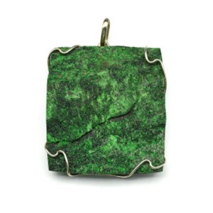 Кулон уваровит 40*47мм