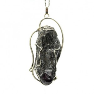 Кулон гранат в метаморфическом сланце 33*68мм. Кулон гранат в метаморфическом сланце 33*68мм.