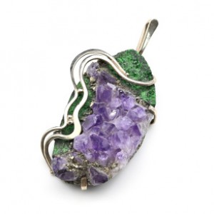 Кулон из аметиста, уваровита и пирита 28*53мм.