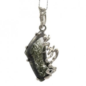 Кулон из кварца с хлоритом 24*40мм.