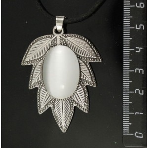 Кулон из кошачьего глаза белого (иск.) "лист", цвет ант. серебро, овал 25х18мм