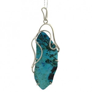 Кулон из хризоколлы 28*69мм. Кулон из хризоколлы 28*69мм.