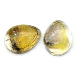 Кулон из янтаря искусственного капля 43*55мм Бабочка, цвет лимонный (иск.)