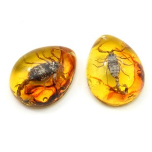 Кулон из янтаря искусственного капля 43*55мм Скорпион, цвет коньячный (иск.)