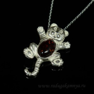 Кулон с янтарём в посеребрении тигрёнок 20*31мм коньячный. (иск.)