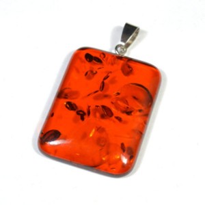 Кулон на шею прямоугольник 30*40мм из янтаря цвет коньячный (иск.)