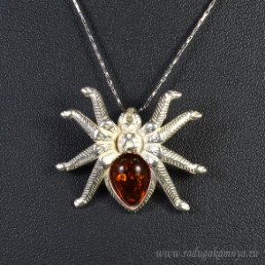 Кулон с янтарём в посеребрении паук 30*25мм коньячный (иск.) Кулон с янтарём в посеребрении паук 30*25мм коньячный (иск.)