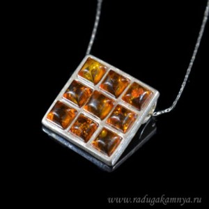 Кулон с янтарём в посеребрении квадрат 19мм коньячный (иск.) Кулон с янтарём в посеребрении квадрат 19мм коньячный (иск.)