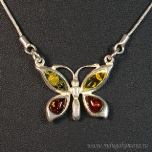 Кулон с янтарём на цепочке в посеребрении "бабочка" 27*23мм ассорти, 47см (иск.)