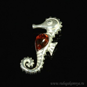 Кулон с янтарём в посеребрении морской конёк 15*30 коньячный (иск.)