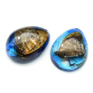 Кулон из янтаря искусственного капля 43*55мм Бабочка, цвет синий (иск.)