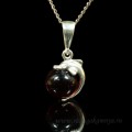 Кулон с янтарём в посеребрении дельфин на шаре 11*15 цвет вишня (иск.)