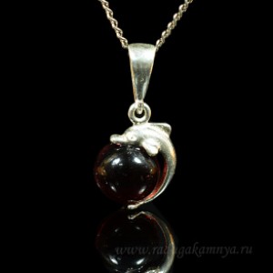 Кулон с янтарём в посеребрении дельфин на шаре 11*15 цвет вишня (иск.)
