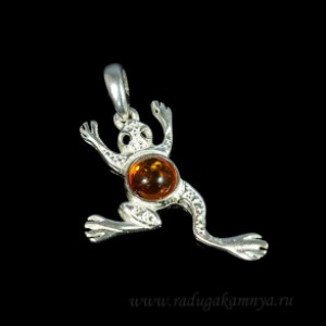 Кулон с янтарём в посеребрении лягушка 20*25мм коньячный (иск.)