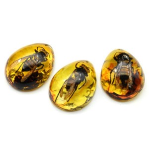 Кулон из янтаря искусственного капля 43*55мм Овод, цвет медовый (иск.)