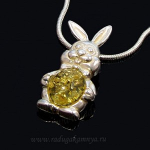 Кулон с янтарём в посеребрении зайчик медовый (иск.)
