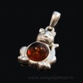 Кулон с янтарём в посеребрении "кошка" коньячный (иск.) Кулон с янтарём в посеребрении "кошка" коньячный (иск.)