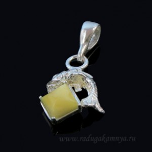 Кулон с янтарём в посеребрении "рыбка на ромбе" 14*21мм молочный (иск.)