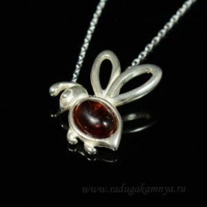 Кулон с янтарём в посеребрении "пчёлка Майя" 16*19мм коньячный (иск.)