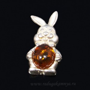 Кулон с янтарём в посеребрении зайчик коньячный (иск.)