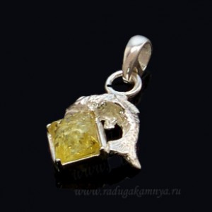 Кулон с янтарём в посеребрении "рыбка на ромбе" 14*21мм медовый (иск.)