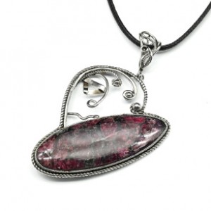 Кулон эвдиалит 41*51мм.