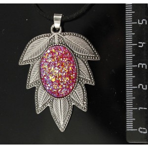 Кулон c кабошоном из пластика "щетка кристаллов", цвет малиновой, "лист", цвет ант. серебро, овал 25х18мм