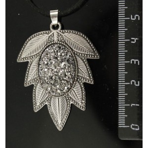 Кулон c кабошоном из пластика "щетка кристаллов", цвет серебристый, "лист", цвет ант. серебро, овал 25х18мм