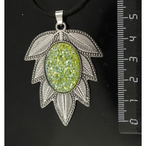 Кулон c кабошоном из пластика "щетка кристаллов", цвет салатовый, "лист", цвет ант. серебро, овал 25х18мм