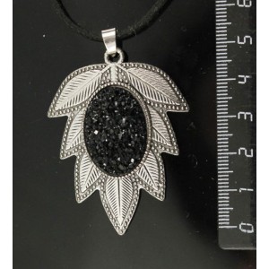 Кулон c кабошоном из пластика "щетка кристаллов", цвет черный, "лист", цвет ант. серебро, овал 25х18мм