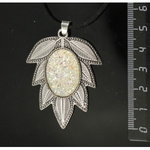 Кулон c кабошоном из пластика "щетка кристаллов", цвет белый, "лист", цвет ант. серебро, овал 25х18мм
