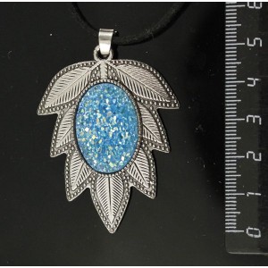 Кулон c кабошоном из пластика "щетка кристаллов", цвет морская волна, "лист", цвет ант. серебро, овал 25х18мм