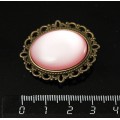 Брошь пластик розовый (эффект опала), с ажурным контуром, цвет бронза, овал 25х18мм