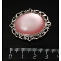 Брошь пластик розовый (эффект опала), с ажурным контуром, цвет ант. серебро, овал 25х18мм