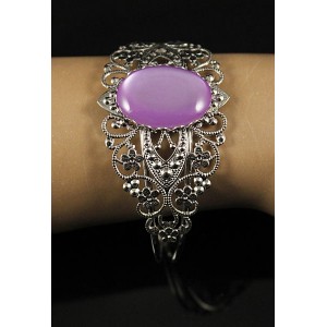 Браслет пластик сиреневый (эффект опала), овал 25х18мм, жесткая основа, цвет ант.серебро