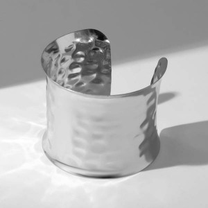 Браслет "Манжета" загнутый, цвет серебро