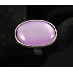 Кольцо пластик сиреневый (эффект опала), овал 25х18мм, безразмерное (литая оправа)