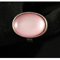 Кольцо пластик розовый (эффект опала), овал 25х18мм, безразмерное (литая оправа)
